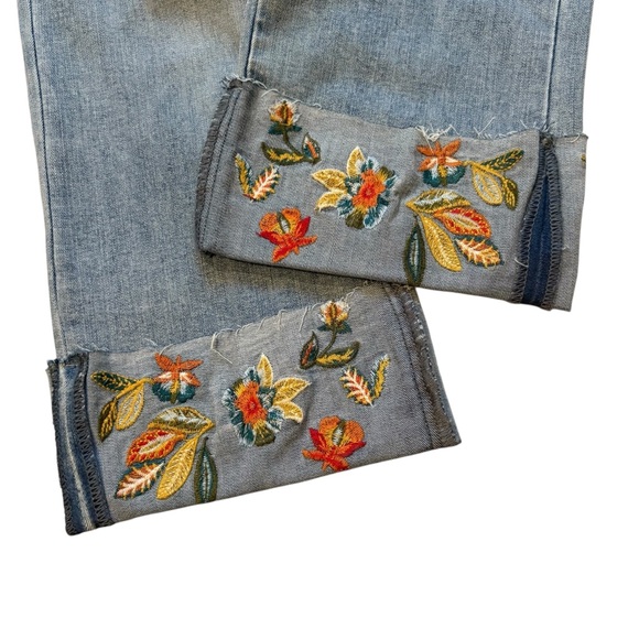 Charlie B High Rise Floral Embroidered Cuffed Light Wash Cropped Jeans, Sz 8 - Picture 11 of 12